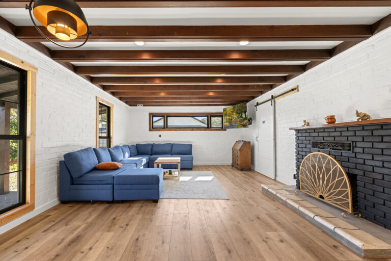 Secondary living room of the SD-Wellness Drug Rehab Facility in Ironwood, CA.